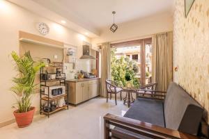 salon z kuchnią i jadalnią w obiekcie Fresh Air Green Flair 1 BHK with Balcony w mieście Gurgaon