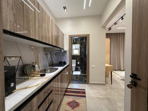 Η κουζίνα ή μικρή κουζίνα στο New Cairo Chic Studio 4