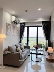 a living room with a couch and a table at Domi Homestay Nera Garden Huế in Thôn Văn Dương