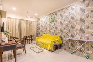 pokój ze stołem i żółtą osłoną na ścianie w obiekcie Nature-inspired luxury 1 BHK w mieście Gurgaon