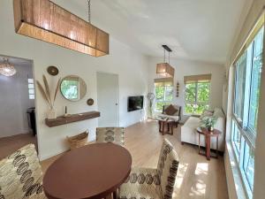 salon ze stołem i krzesłami w obiekcie ARUMA Departmento Moderno en Cancún w mieście Cancún