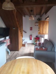 una sala de estar con un sofá y una mesa en La Cuestina, en Onís