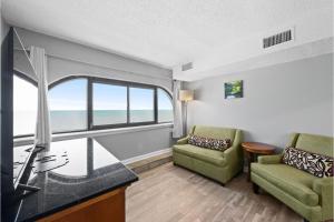 Χώρος καθιστικού στο Capital O Sunset Waves Hotel Myrtle Beach Oceanfront