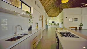 una grande cucina con lavandino e piano cottura di Cosamui Beach House a San Bernardo del Viento