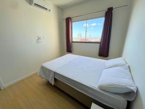 En eller flere senge i et værelse på Resort Aruana com 2qts, ar, piscina e muito verde + 60 billeder