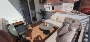 a living room with a couch and a table on a balcony at Casa Portao da Cidade in Silves