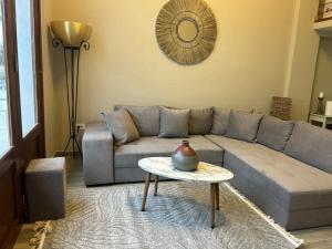 斯派赛斯Baltiza Loft的客厅里有一张沙发和一张桌子。