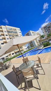 Swimmingpoolen hos eller tæt på Resort Aruana com 2qts, ar, piscina e muito verde