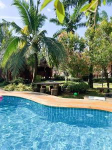 Piscina de la sau aproape de Sun-San Thalane Resort