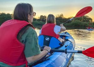Udsigt til en flod der løber i nærheden af ferieparken
