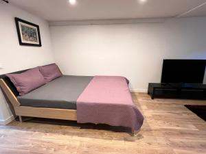 Ένα ή περισσότερα κρεβάτια σε δωμάτιο στο Agréable studio calme et moderne proche Paris et Arena Défense