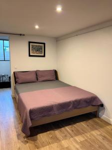 Ένα ή περισσότερα κρεβάτια σε δωμάτιο στο Agréable studio calme et moderne proche Paris et Arena Défense