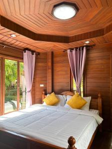 Un pat sau paturi într-o cameră la Sun-San Thalane Resort