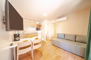 TV a/nebo společenská místnost v ubytování Mobile Homes Camp Perna - Adriatic Kampovi