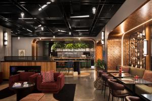Posezení v ubytování Moxy Montreal Downtown