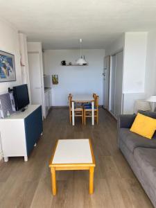 un salon avec un canapé et une table dans l'établissement Appartement LES PETITS PRINCES, à Agay