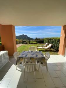 une table et des chaises sur une terrasse avec vue dans l'établissement Appartement LES PETITS PRINCES, à Agay
