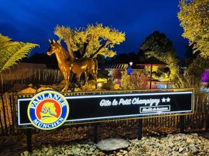 a sign with a horse on top of a fence at Cottage avec piscine au cœur du Saumur Champigny in Souzay-Champigny