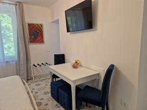 TV a/nebo společenská místnost v ubytování Il sentiero b&b
