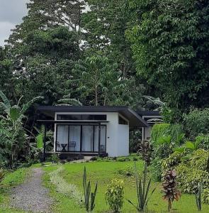 ein kleines Haus inmitten eines Gartens in der Unterkunft Natura Bungalows in Fortuna