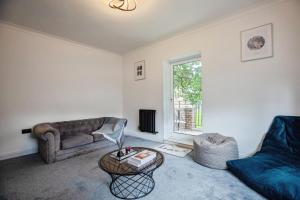 a living room with a couch and a table at bright flat near dulwich park in West Dulwich