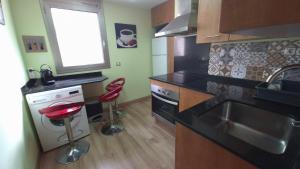 Kuchyňa alebo kuchynka v ubytovaní Attic Terrace BCN, Near Airport & Cruise Port