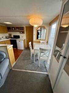a kitchen and dining room with a table and chairs at Dulczetto Camp in Jastarnia