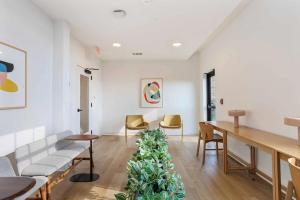 a living room with a plant in the middle at Optimum - Downtown Oasis in Birmingham