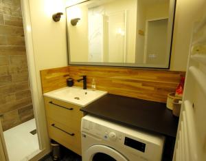 A bathroom at Le Duplex - Cosy & Vue Montagnes