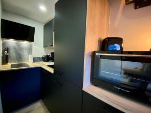 A kitchen or kitchenette at Le Duplex - Cosy & Vue Montagnes