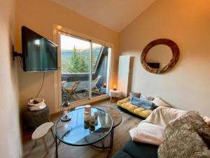 A seating area at Le Duplex - Cosy & Vue Montagnes