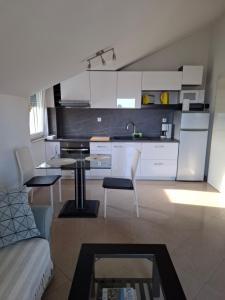 Kuchyň nebo kuchyňský kout v ubytování Apartment Tin