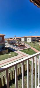 einen Balkon mit Blick auf einen Spielplatz in der Unterkunft Ap 2 quartos tipo resort pé na areia 2 in Aracaju