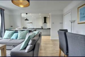 Ruang duduk di Lennox Lodge 2