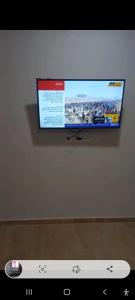 a flat screen tv hanging on a wall at Apartamento en Rabat al lado del Mar in Oulad Akkou