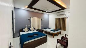Ένα ή περισσότερα κρεβάτια σε δωμάτιο στο Raj Homestay Hampi