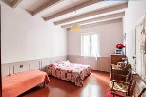 ein Schlafzimmer mit zwei Betten und einem Fenster in der Unterkunft Magnifique maison avec piscine in Bon-Encontre + 20 Fotos