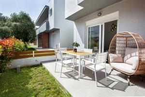 Posezení v ubytování Ethra Apartment