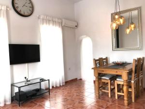 Μια τηλεόραση ή/και κέντρο ψυχαγωγίας στο Villa Estrella with private pool, max 5 persons