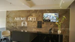 a sign on a wall that says arena delhi at Arome Deti in Spille