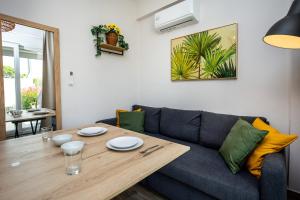Posezení v ubytování Ethra Apartment