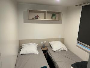 two beds in a small room with a window at AA-Luminosa, entre mer et campagne, 3 ch, 2 Sdb, climatisé in Lattes +18 photos