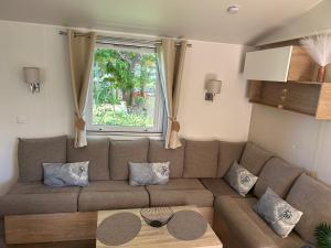 a living room with a couch and a window at AA-Luminosa, entre mer et campagne, 3 ch, 2 Sdb, climatisé in Lattes