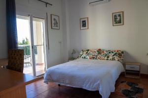 Beautiful Villa with huge private pool and vineyard view客房内的一张或多张床位