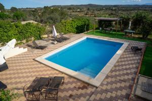 瓦伦西亚Beautiful Villa with huge private pool and vineyard view的享有带椅子和桌子的游泳池的上方景色