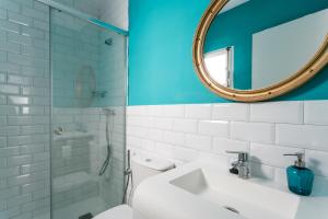 een badkamer met een wit toilet en een spiegel bij Fantástico ático en el casco antiguo en a la playa in Cádiz +26 foto's