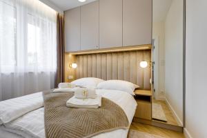 Un dormitorio con dos camas con toallas encima. en BABIA GÓRA Dream Apart, en Zawoja