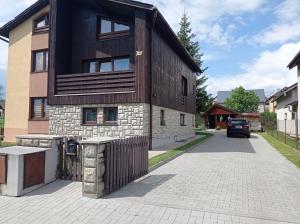een gebouw met steen en hout bij Sárka in Štrba