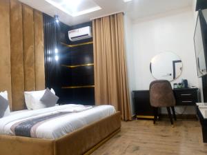 Łóżko lub łóżka w pokoju w obiekcie Modelo Hotel And Suites