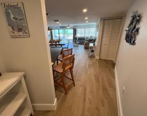 Posezení v ubytování LICENSED MGR - MODERN OCEANFRONT CONDO! BEAUTIFUL OCEAN VIEWS! BEACH RESORT! 2 KING BEDs!